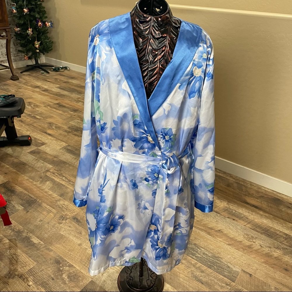 Jones New York Two Piece Chemise and Robe Set